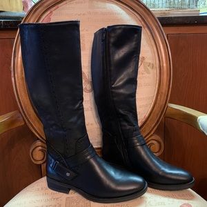 Brand New Bare Traps Abram Boots in black